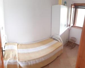 オルビアにあるCasa Mirtoの窓付きの部屋のベッド1台