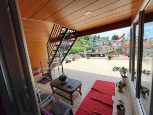 - un salon avec un escalier en colimaçon dans l'établissement Gurung homestay, à Darjeeling