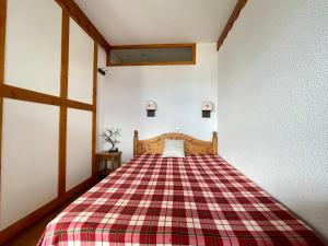 En eller flere senge i et værelse på Les appartements du Parc aux Étoiles - Cimes et Neiges