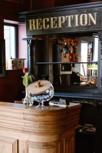 un cartello di un ristorante appoggiato sopra un bancone di Amadeus Restaurant & Boutique Hotel a Well Altre 59 foto