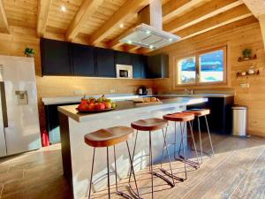 Η κουζίνα ή μικρή κουζίνα στο Chalet Gouter- Great central location with Jacuzzi