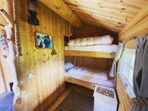 um quarto com 2 beliches num chalé de madeira em Bardu Huskylodge 
