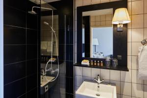 Koupelna v ubytování First Hotel Grand