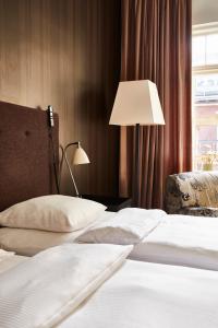 Postel nebo postele na pokoji v ubytování First Hotel Grand