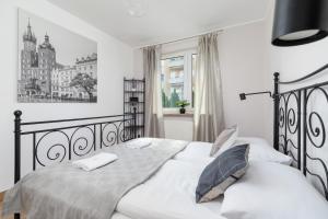 Posteľ alebo postele v izbe v ubytovaní Pleasant Apartment with Terrace Cracow by Noclegi Renters + 9 fotografií