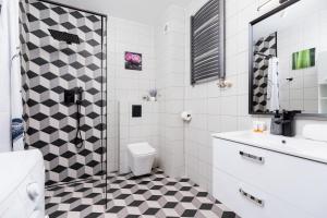 Kúpeľňa v ubytovaní Pleasant Apartment with Terrace Cracow by Noclegi Renters
