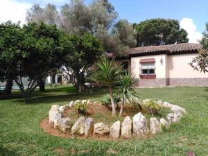 A garden outside Chalet en La Barrosa, Piscina+BBQ+Grifo de Cerveza