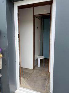 uma porta para um quarto com um espelho em Boujie Barn- Stable em Waterfall