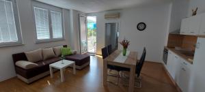 Kuchyň nebo kuchyňský kout v ubytování Apartmani Miki