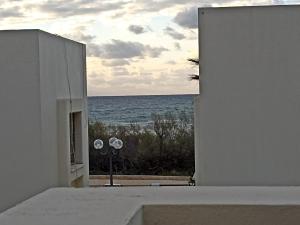 vista sull'oceano da un edificio bianco di Hoffman Executive Suites - Beachfront Nahariya a Nahariyya