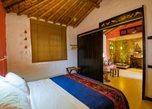 ein Schlafzimmer mit einem Bett in einem Zimmer in der Unterkunft Hotel Campestre Solar De La Luna in Armenia