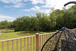 Willow Cottage في تينبي: حديقة بها سور ونافورة مائية