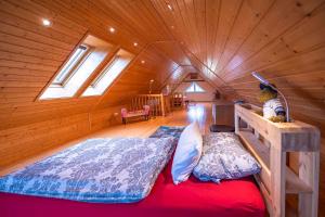 1 dormitorio con litera en una cabaña en Ferienwohnung Schötz en Moosbach