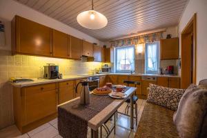 モースバッハにあるFerienwohnung Schötzのキッチン(テーブル、フルーツボウル付)