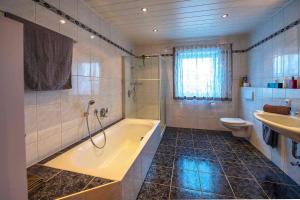 Ένα μπάνιο στο Ferienwohnung Schötz +39 φωτογραφίες