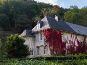 a house with red ivy on the side of it at Loge du Chateau de Pouech in Moulis