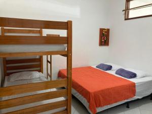 a bedroom with two bunk beds and a ladder at Villa Nevada Hostel in Bananeiras