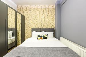 - une chambre avec un grand lit et un mur recouvert de papier peint dans l'établissement Flat with Backyard in Sisli, à Istanbul