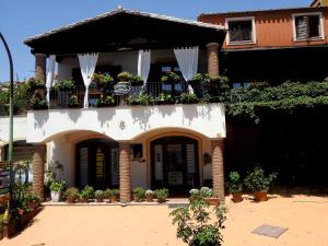 un edificio con un balcón con macetas. en Casa Navarra, en Santa Maria Navarrese
