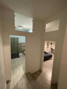 widok na salon i sypialnię w obiekcie Arco di Levante alle Colonne w mieście Bari