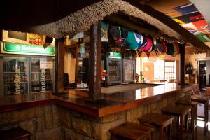 un bar in un ristorante con sgabelli in legno di Namaqua Lodge a Vanrhynsdorp