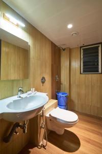 y baño con lavabo blanco y aseo. en Hotel Tulsi-100 Feet From Ambabai Temple, Kolhapur, en Kolhapur