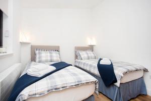 Habitación con 2 camas individuales y paredes blancas. en Shiphorns luxury cabin with a hot tub en Eddleston