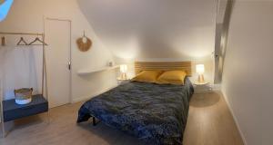 1 dormitorio con 1 cama con 2 lámparas en Les Bosquets en Saint-Ouen-des-Toits