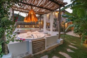 uma casa de banho com banheira num quintal em Ada Dreams History - Adults Only em Fethiye