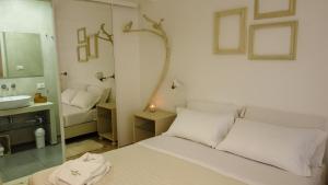 ウジェントにあるDimora TerraNostra&Spaのベッドルーム(ベッド1台、シンク、鏡付)
