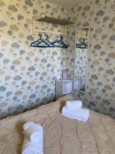 Una cama o camas en una habitación de Porthmadog Centre
