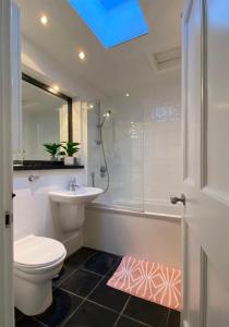 a bathroom with a toilet and a shower and a sink at GuestReady - Charming flat in West End in Edinburgh