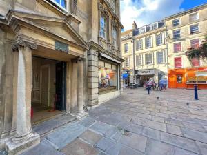 a city street with buildings and people walking on the street at Beautiful Character 3 Bed City Centre Apartment in Bath