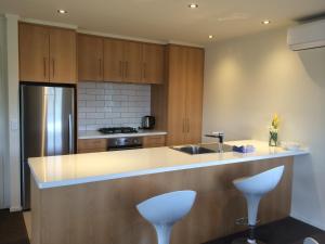 une cuisine avec un évier et un réfrigérateur dans l'établissement Matagouri Cottage - Lake Tekapo, à Lac Tekapo