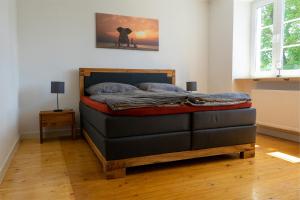 1 dormitorio con 1 cama en una habitación en Ferienhaus Reuter, en Schweich