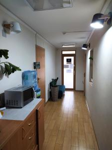 um quarto com uma cozinha com um micro-ondas no balcão em Hotel Trias em Kiev
