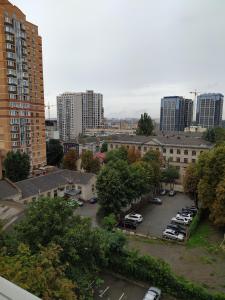uma vista para uma cidade com carros estacionados num parque de estacionamento em Hotel Trias em Kiev