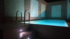 bañera grande con 2 grifos en una habitación en La Moña Casa Rural, en Rueda
