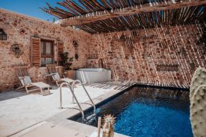 Habitación con piscina y pared de ladrillo en Ada Dreams History - Adults Only en Fethiye