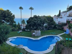 內爾哈的住宿－Villa Ladera Panorama - private heated pool，享有度假村游泳池的景色
