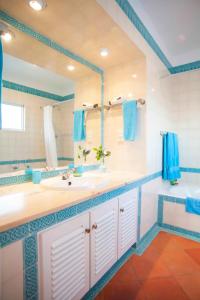 a bathroom with a sink and a mirror at Cozy summer house in Alvor