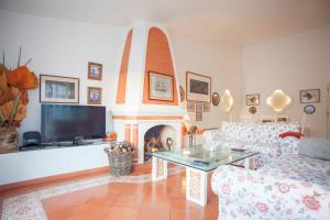 sala de estar con chimenea y TV en Cozy summer house, en Alvor