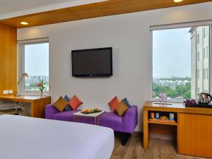 Vivanta Ahmedabad SG Highway的电视和/或娱乐中心