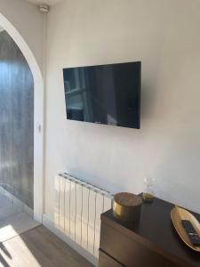 Televízia a/alebo spoločenská miestnosť v ubytovaní Studio cabine mer et pinède 26m2: 4pers, neuf, cosy