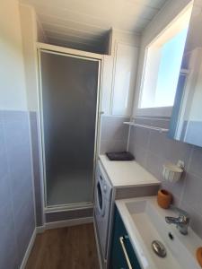 Kuchyňa alebo kuchynka v ubytovaní Studio cabine mer et pinède 26m2: 4pers, neuf, cosy + 11 fotografií