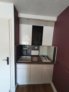 Kuchyňa alebo kuchynka v ubytovaní Studio cabine mer et pinède 26m2: 4pers, neuf, cosy