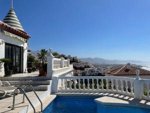 內爾哈的住宿－Villa Ladera Panorama - private heated pool，从带游泳池的房屋阳台欣赏风景