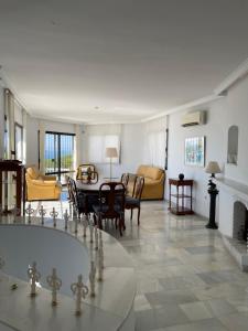 內爾哈的住宿－Villa Ladera Panorama - private heated pool，一间带浴缸和桌椅的客厅