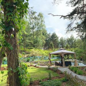 Photo de la galerie de l'établissement Uroczy mały domek na leśnej działce - Łosiówka, à Łosie