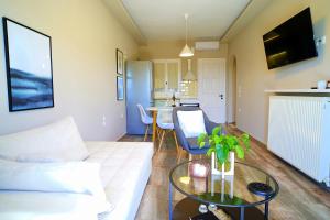 a living room with a white couch and a table at Antàma Apartments in Skriperón